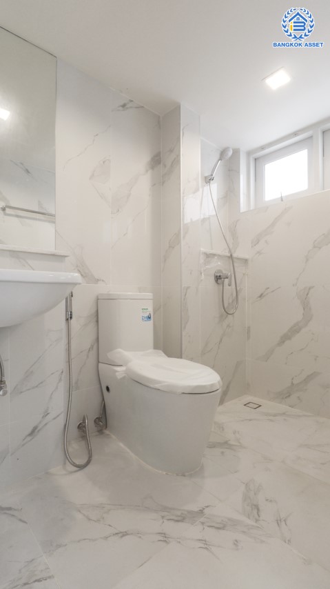 บ้านมือสองตกแต่งใหม่ ม.ราชพฤกษ์ บางบอน 4 หลังมุม! บนเนื้อที่มากถึง 106.6 ตร.ว. ฟังก์ชัน 3 ห้องนอน 4 ห้องน้ำ 1 ห้องแม่บ้าน 4 ที่จอดรถ พื้นที่สนามหญ้าด้านข้างกว้างกว่าถึง 240 ตร.ม. บนทำเลคุณภาพ เชื่อมต่อหลายเส้นทาง ใกล้เดอะมอลล์บางแค จุดขึ้นทางด่วน "เพชรเกษม" และรถไฟฟ้า "สถานีหลักสอง"